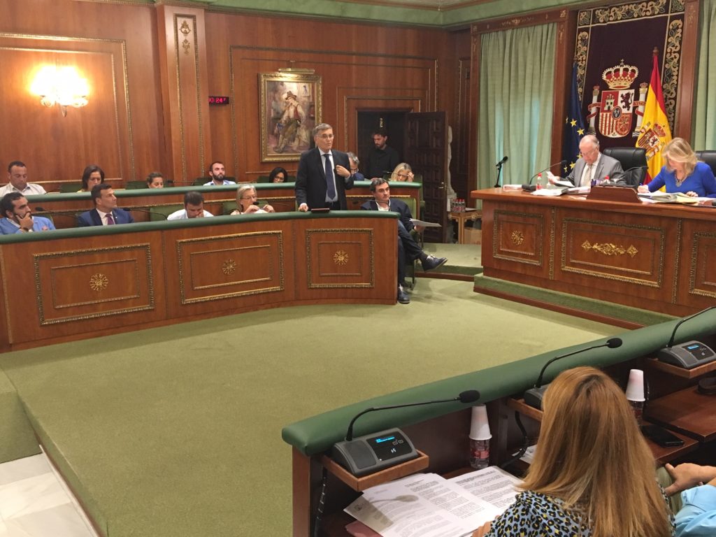 El concejal Javier García, este jueves en el Pleno, durante su intervención para explicar la situación de las ayudas a las AMPAS. FOTO// M.C