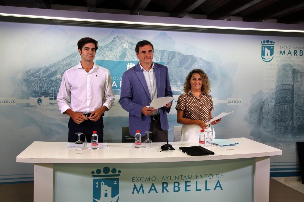 El portavoz del PP, Félix Romero (centro) flanqueado por la concejala de Derechos Sociales, Isabel Cintado; y el asesor responsable de la delegación de Fomento Económico y Pymes, Alejandro Freijo, este lunes en rueda de prensa. FOTO/ Ayto de Marbella