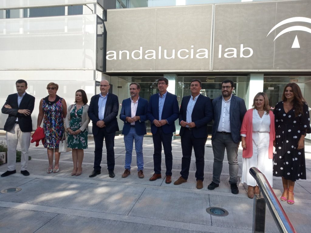 El vicepresidente de la Junta, Juan Marín (centro) este jueves durante su visita al Andalucía Lab de Marbella. FOTO/ RTV Marbella