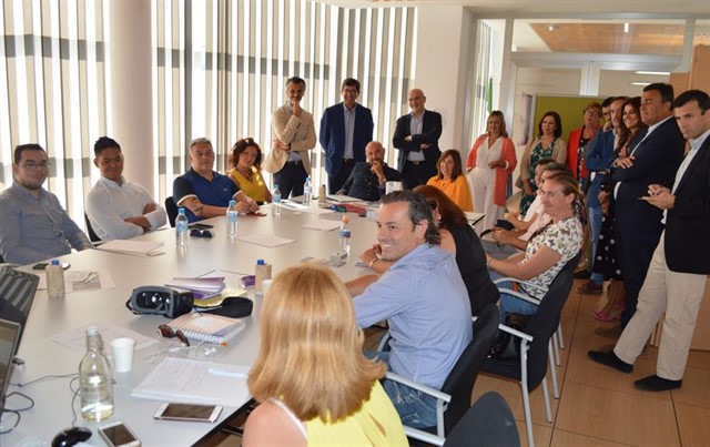 El vicepresidente de la Junta, Juan Marín, al fondo, este jueves durante su visita al Andalucía Lab de Marbella. FOTO/ Junta