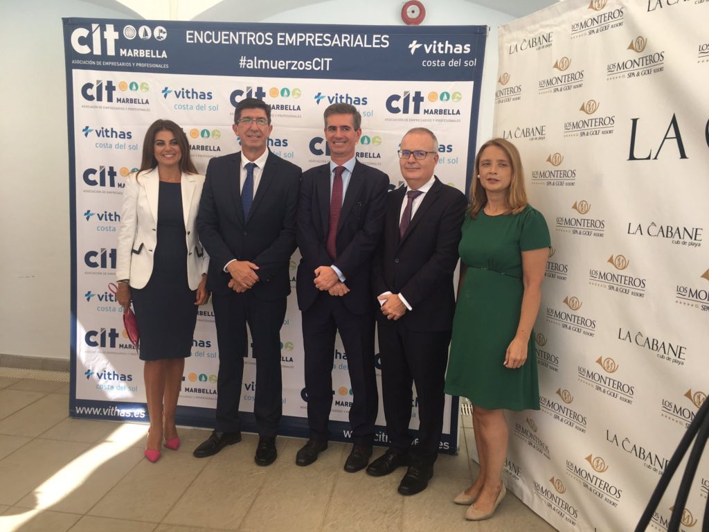 El vicepresidente de la Junta de Andalucía y consejero de Turismo, Juan Marín (segundo por la izqda) junto a otras autoridades y asistentes al almuerzo mensual del CIT celebrado este lunes en Los Monteros. FOTO/ CABANILLAS