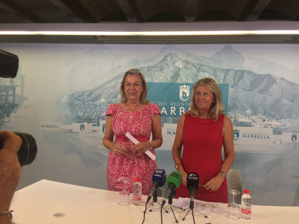 La alcaldesa de Marbella, Ángeles Muñoz, junto a la delegada de Urbanismo, Kika Caracuel, este lunes en rueda de prensa. FOTO/ CABANILLAS
