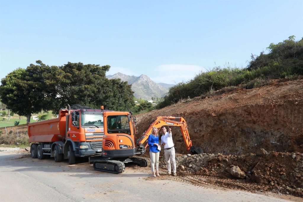 La alcaldesa de Marbella, Ángeles Muñoz, y el edil delegado de Obras, Diego López, este martes. FOTO/ Ayto de Marbella