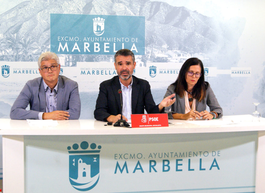 El exalcalde de Marbella y actual portavoz del PSOE, José Bernal (centro), flanqueado por los también ediles socialistas Isabel Pérez y José Ignacio Macías, en imagen de archivo. FOTO/ PSOE