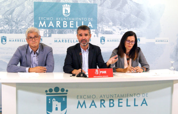 El exalcalde de Marbella y actual portavoz del PSOE, José Bernal (centro), flanqueado por los también ediles socialistas Isabel Pérez y José Ignacio Macías, en imagen de archivo. FOTO/ PSOE