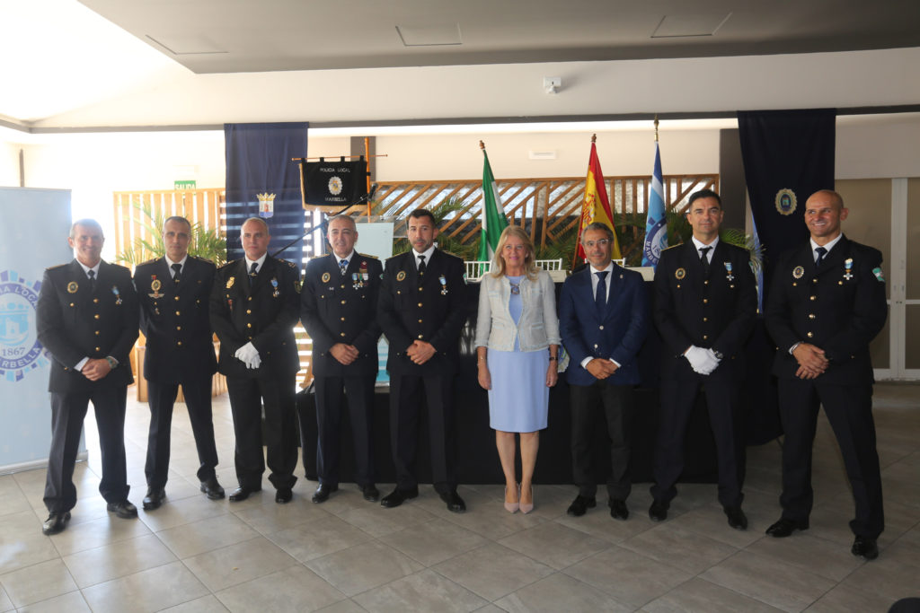 Muñoz, junto a agentes de la Policía Local, este jueves, en el acto de conmemoración de los Santos Patronos del Cuerpo. FOTO// Ayto. Marbella
