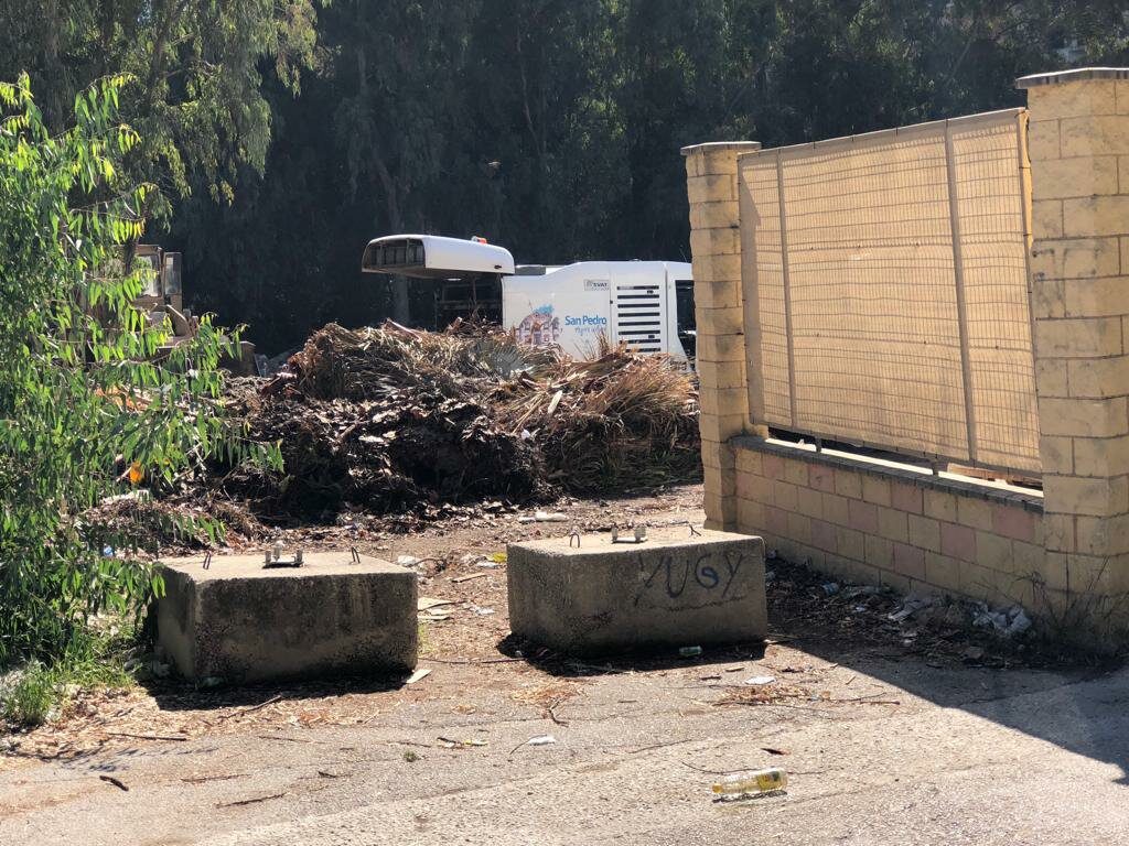 Imagen aportada a la Fiscalía en marzo de 2019 en la que se puede ver un vehículo municipal descargando residuos en luna parcela de Camino de las Medranas en San Pedro Alcántara (Marbella)