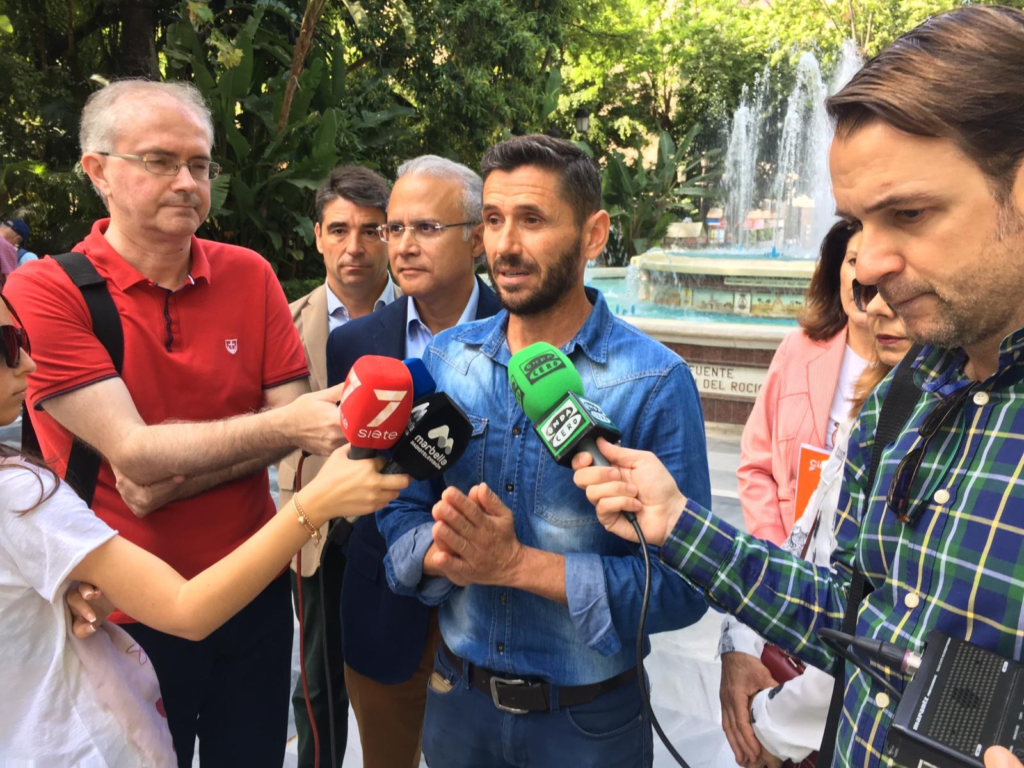El exedil del PP de Marbella Ángel Mora, integrante de la lista de Cs en las pasadas elecciones durante la campaña electoral en mayo pasado. FOTO/ MC
