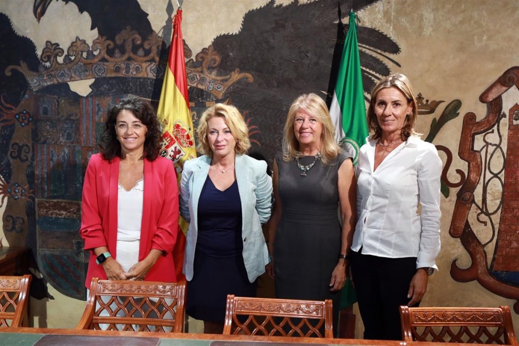 La alcaldesa, Ángeles Muñoz, y la delegada provincial de Empleo, Carmen Sánchez, entre otras personas, este miércoles en el Ayuntamiento. FOTO/ Ayto