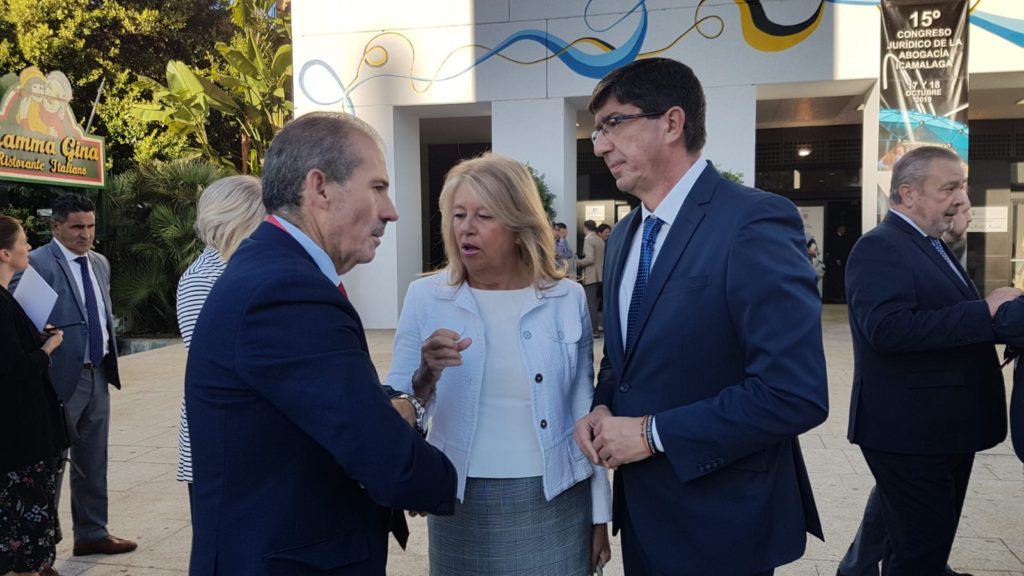 De izqda a drcha el decano del Colegio de Abogados de Málaga, Francisco Javier Lara; la alcaldesa de Marbella, Ángeles Muñoz y el vicepresidente de la Junta, Juan Marín, este jueves en Marbella. FOTO/ @RTVMarbella