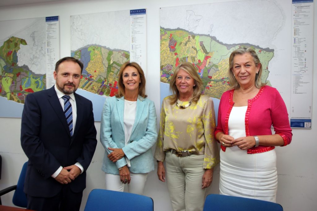 De izqda a drcha elel director general de Infraestructuras Judiciales y Sistemas, Miguel Ángel Reyes; la secretaria general de Justicia, María José Torres; la alcaldesa de Marbella, Ángeles Muñoz y la edil de Urbanismo, Kika Caracuel