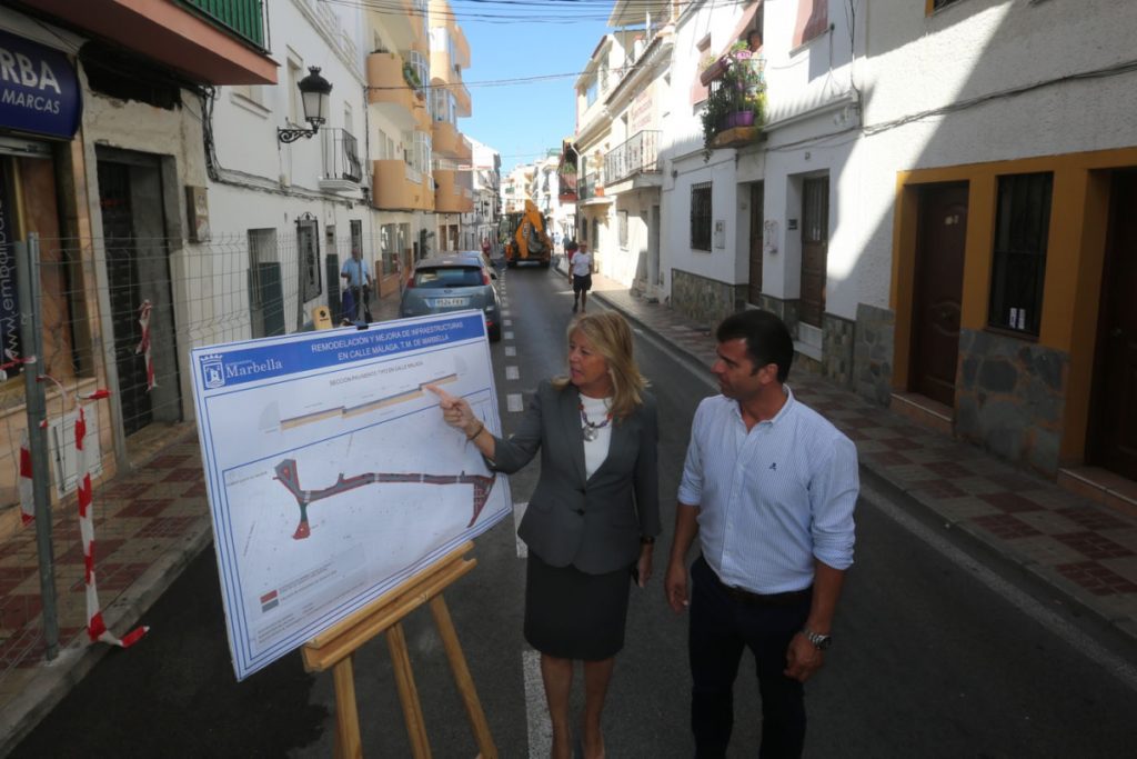 La alcaldesa de Marbella, Ángeles Muñoz, este miércoles mostrando los planos de las obras junto al concejal del ramo, Diego López. FOTO/ marbella.es