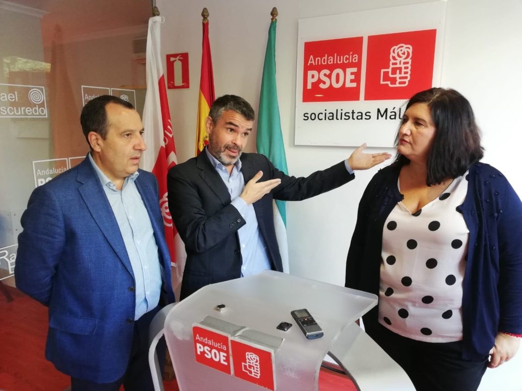 El portavoz municipal del PSOE de Marbella, José Bernal (centro) gesticula ante el secretario provincial, José Luis Ruiz Espejo, y la secretaria local de Marbella y edil, Blanca Fernández. FOTO/ PSOE