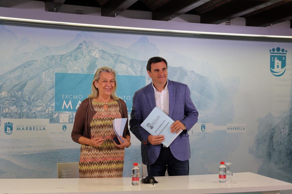 La delegada de Urbanismo, Kika Caracuel, junto al portavoz del PP, Félix Romero, este lunes en rueda de prensa tras la junta de gobierno local. FOTO/ Ayuntamiento de Marbella