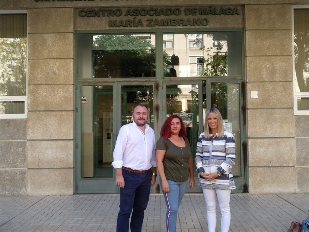 Los diputados provinciales Luis Guerrero y Patricia Alba junto a una representante de alumnos (centro) este viernes. FOTO/ PSOE