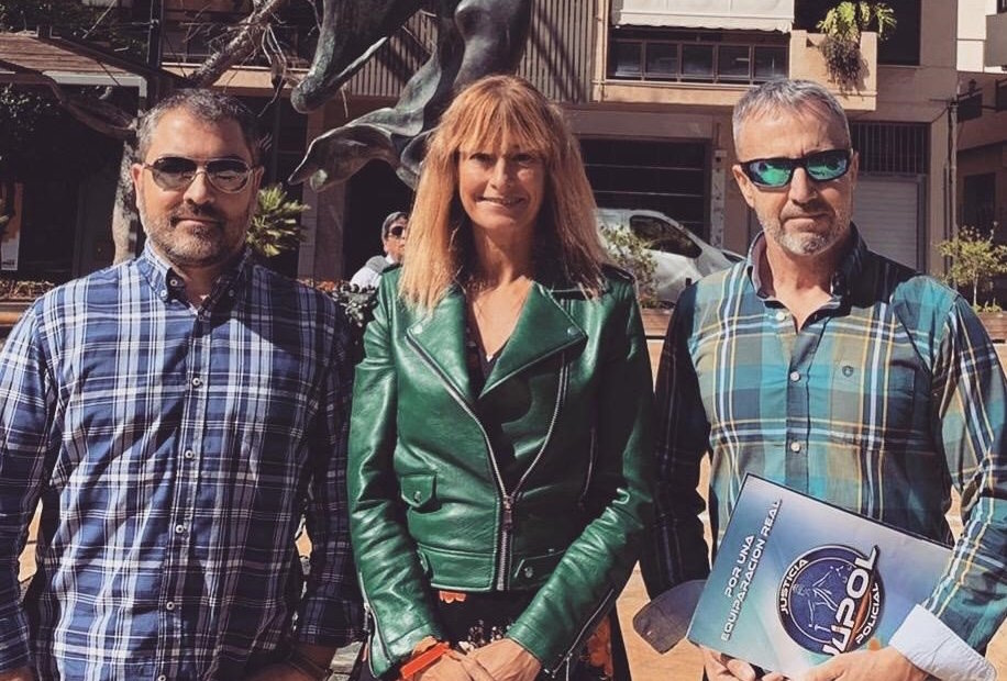 La candidata al Congreso por Málaga Irene Rivera este lunes en Marbella junto a representantes de la plataforma Justicia Policial (Jupol). FOTO/ Ciudadanos
