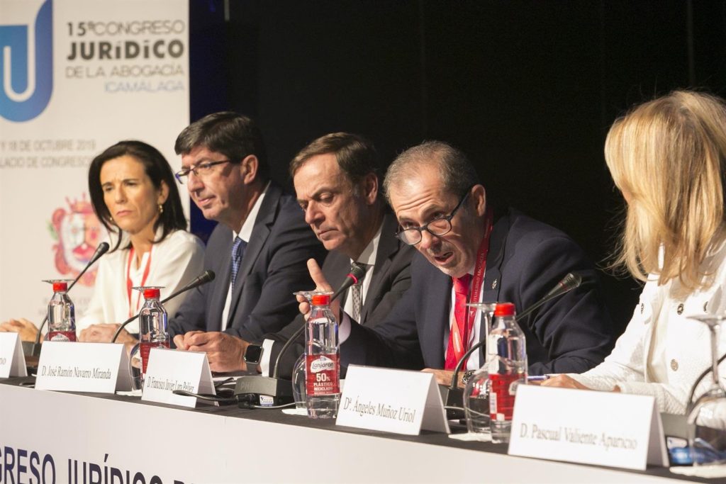 Intervención del decano del Colegio de Abogados, Francisco Javier Lara, este jueves en Marbella. FOTO/ ICA Málaga