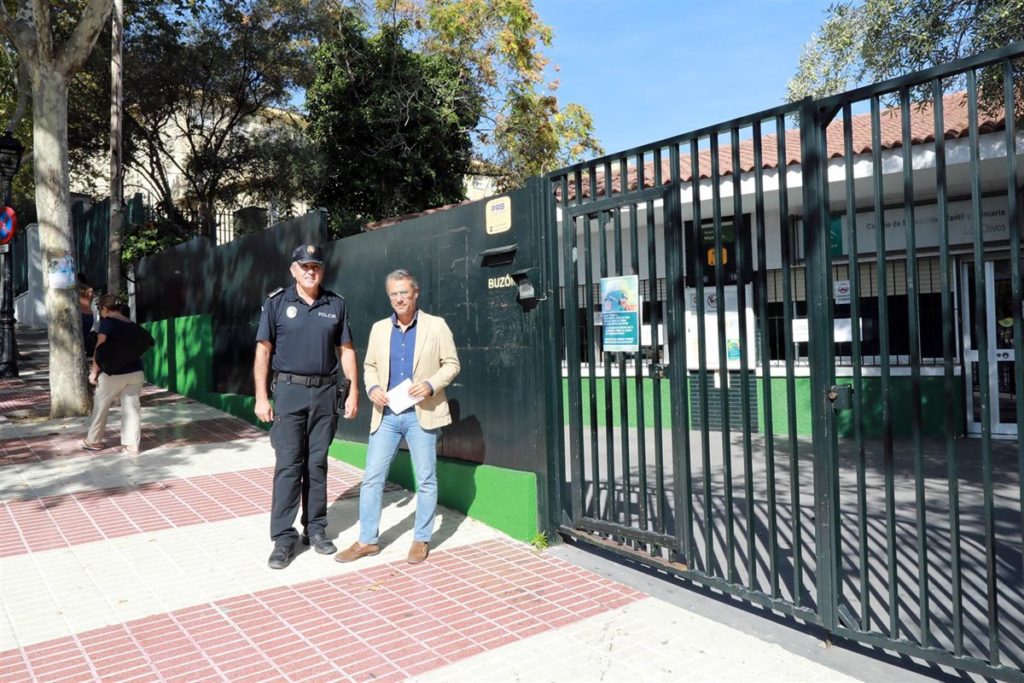 El concejal de Seguridad, José Eduardo Díaz, junto al jefe de la Policía Local, Javier Martín, este lunes ante el colegio Los Olivos. FOTO/ Ayto de Marbella