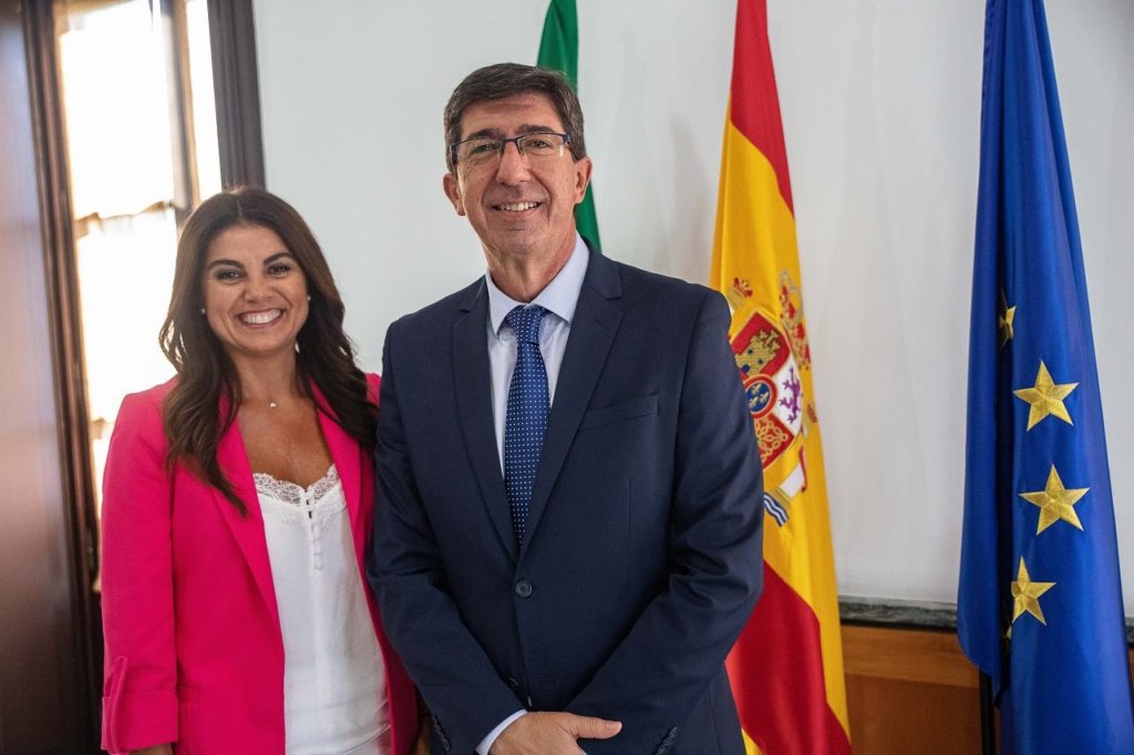 El consejero de Turismo y vicepresidente de la Junta, Juan Marín, junto a la delegada de Turismo en Málaga, Nuria Rodríguez, este jueves. FOTO/ Junta de Andalucía