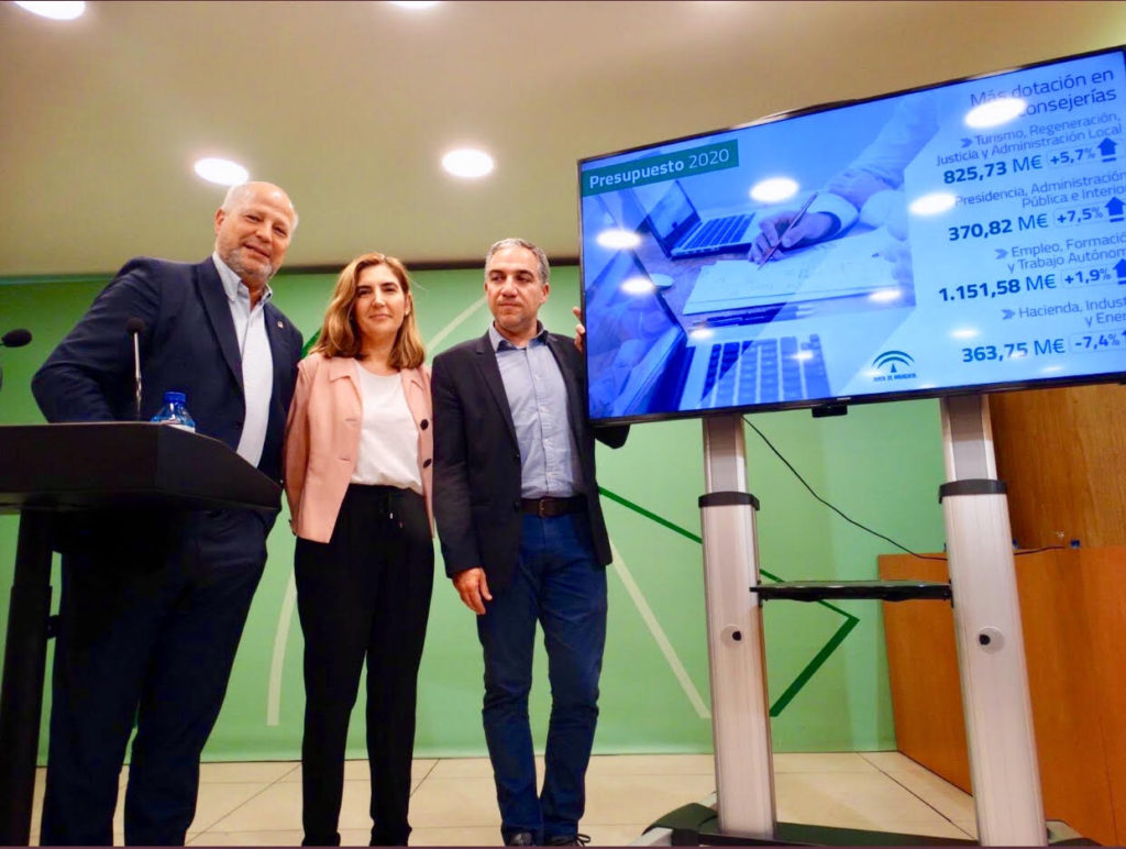 De izqda a drcha los consejeros malagueños de la Junta de Andalucía Javier Imbroda (Cs); Rocío Blanco (Cs) y Elías Bendodo (PP) este viernes en Málaga. FOTO/ Junta