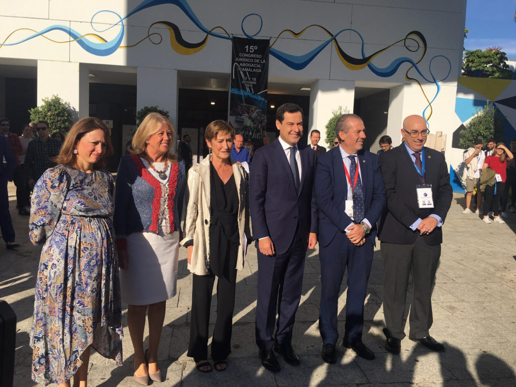 El presidente de la Junta de Andalucía, Juanma Moreno (centro) en la clausura del Congreso del ICA en Marbella este viernes. FOTO/ CABANILLAS