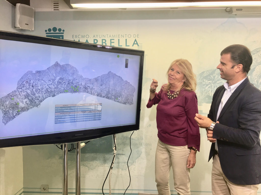 La alcaldesa de Marbella, Ángeles Muñoz, junto al edil delegado de Obras, Diego López, este viernes en rueda de prensa. FOTO/ CABANILLAS