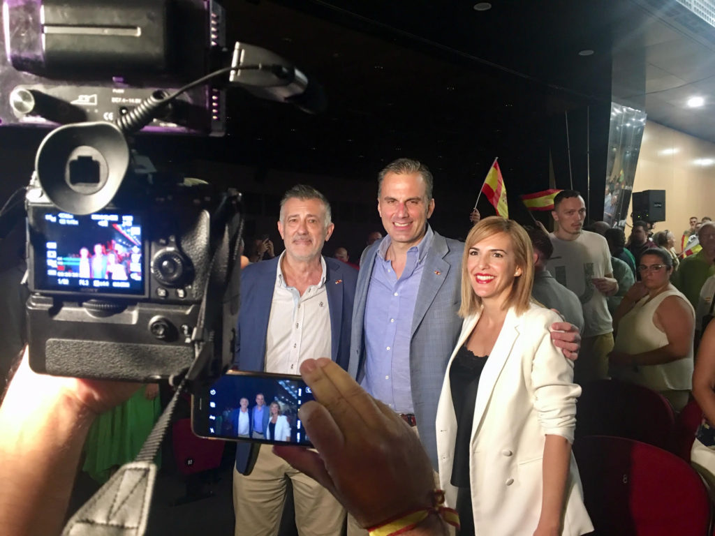 El secretario general de Vox, Javier Ortega Smith (centro), flanqueado por la cabeza de lista por Málaga al Congreso, Patricia Rueda, y el coordinador provincial José Enrique Lara, este jueves en Marbella. FOTO/ CABANILLAS