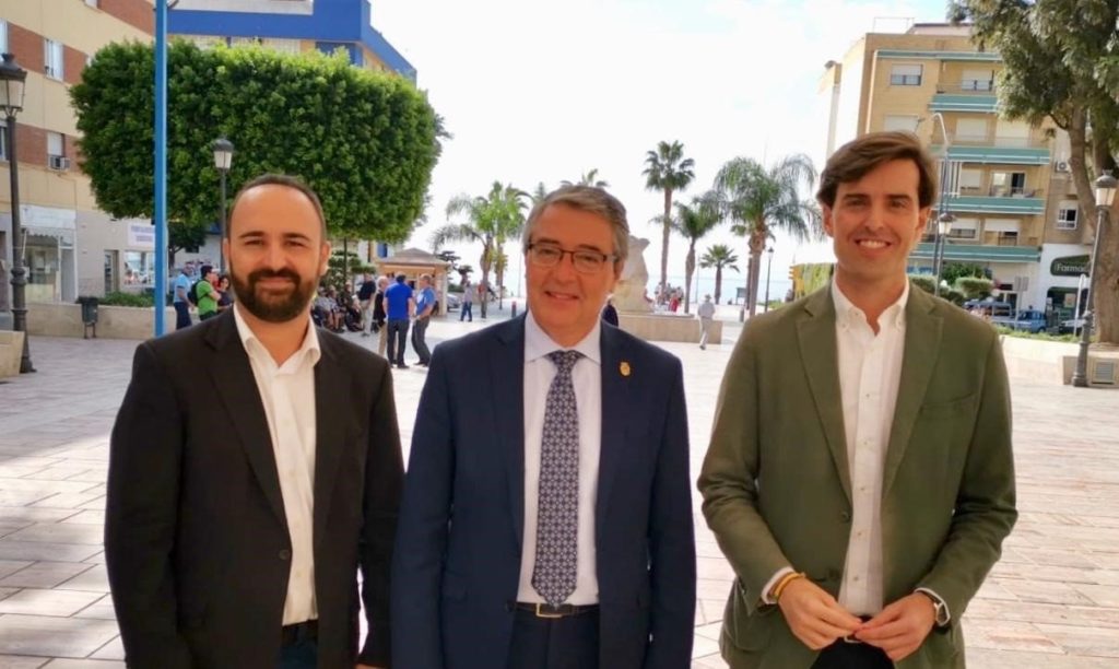 De izqda a drcha Mario Cortés, candidato al Congreso por Málaga, el presidente de la Diputación, Francisco Salado y el cabeza de lista a la Cámara Baja, Pablo Montesinos, este martes. FOTO/ PP