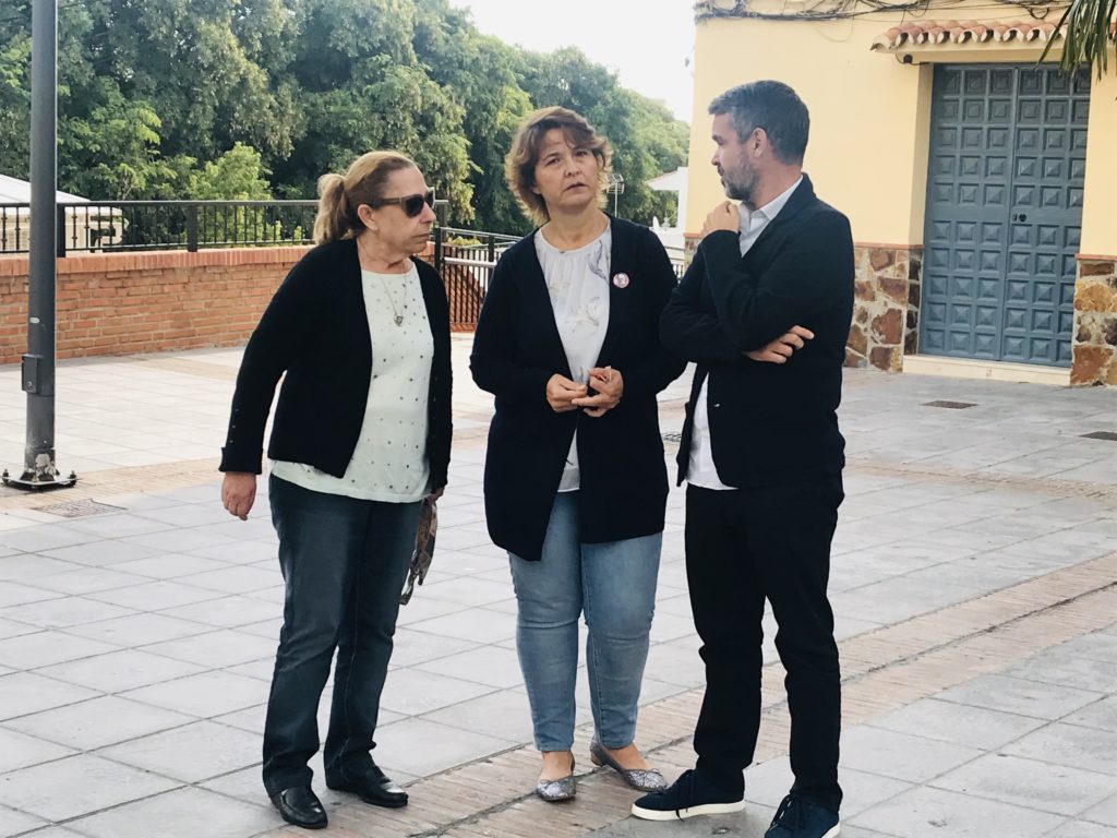 El portavoz del PSOE, José Bernal, junto a la dirigente de IU Carmen Varo y la viuda de Andrés Cuevas este miércoles. FOTO/ PSOE
