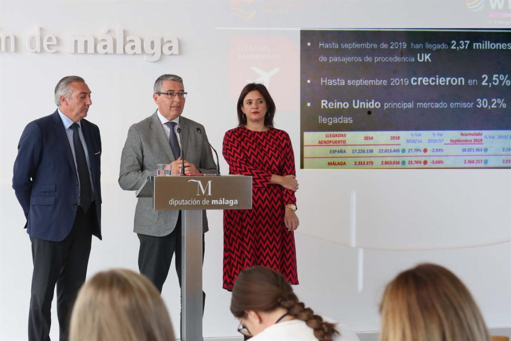 El presidente de la Diputación de Málaga, Francisco Salado durante su comparecencia de este lunes junto a la vicepresidenta Margarita del Cid y otro alto cargo de Turismo Costa del Sol. FOTO/ malaga.es