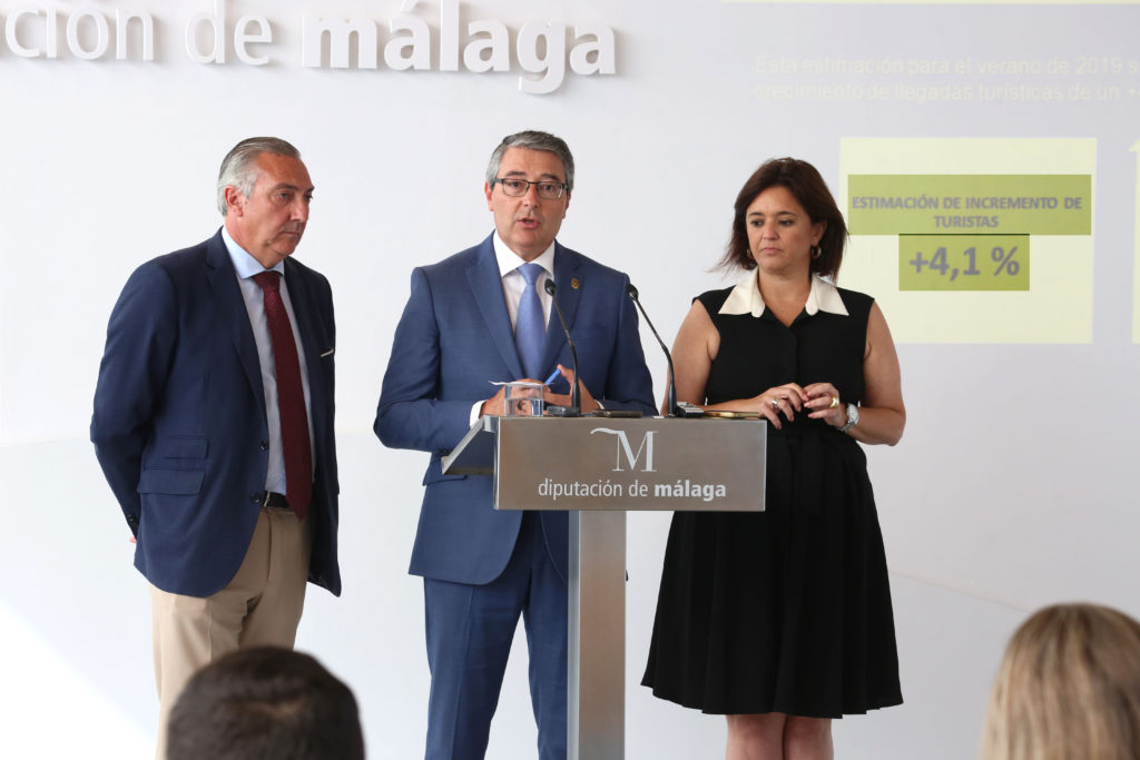 El presidente de la Diputación de Málaga, Francisco Salado durante su comparecencia de este miércoles junto a la vicepresidenta Margarita del Cid y otro alto cargo de Turismo Costa del Sol. FOTO/ malaga.es
