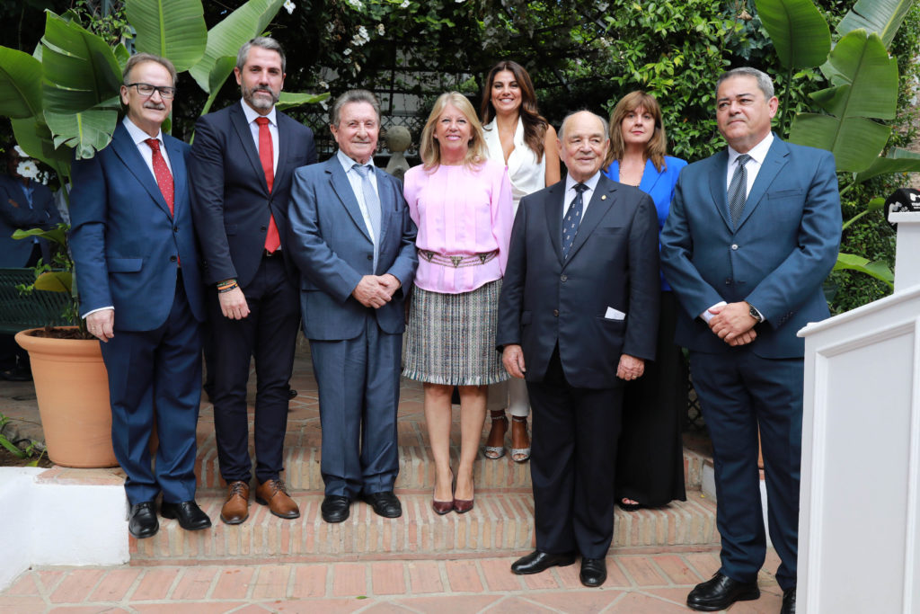 El restaurador Santiago Domínguez junto a autoridades y asistentes, tras el homenaje en el Marbella Club de este lunes. FOTO/ marbella.es