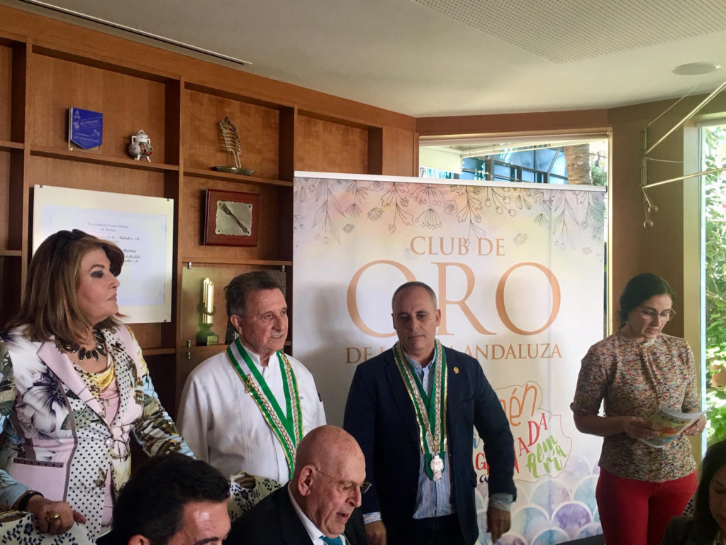 El restaurador Santiago Domínguez recibe el homenaje del Club de Oro de la Mesa Andaluza este lunes en su establecimiento de Marbella. FOTO/ CABANILLAS