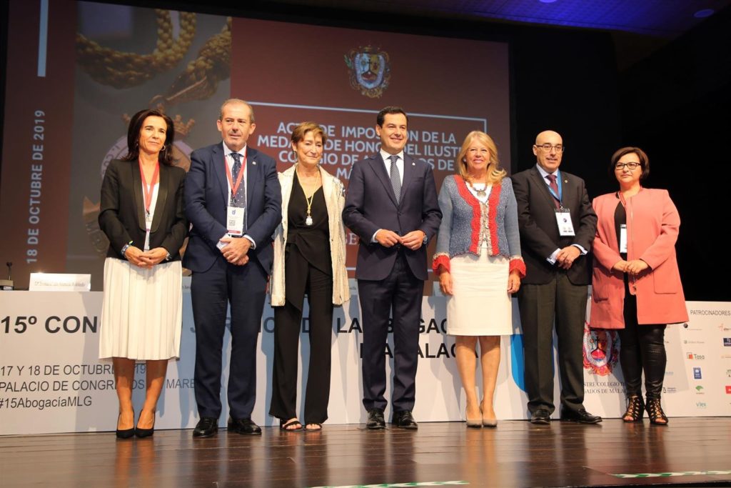 La presidenta del Consejo General de la Abogacía Española, Victoria Ortega Benito (tercera por la izquierda) al recibir su galardón. FOTO/ Junta de Andalucía