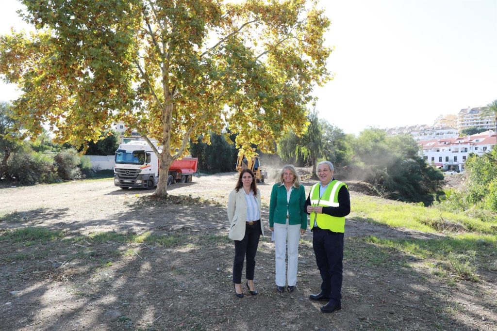 La alcaldesa de Marbella, Ángeles Muñoz, flanqueada por la directora general de Medio Ambiente, María Victoria Martín Lomeña, y el gerente de Hidralia en Marbella, Fulgencio Díaz, este miércoles visitando los trabajos. FOTO/ Ayto de Marbella