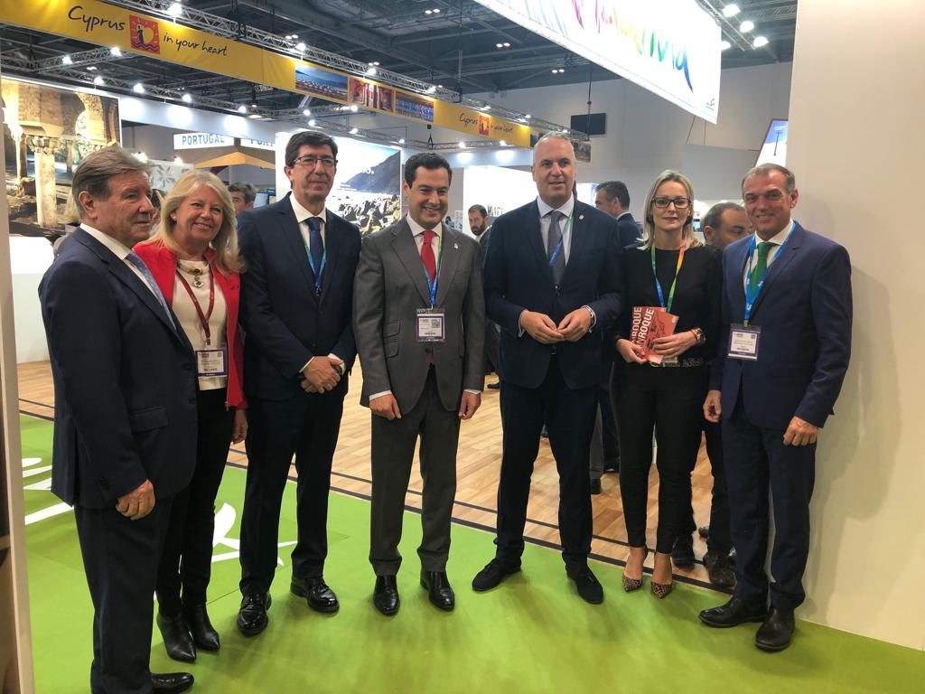La alcaldesa de Marbella, Ángeles Muñoz, junto al vicepresidente de la Junta, Juan Marín y el presidente, Juanma Moreno (tercero y cuarto izqda) entre otras autoridades, este lunes en Londres. FOTO/ Ayto de Marbella