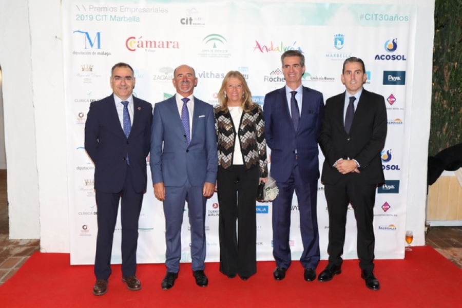 La alcaldesa de Marbella, Ángeles Muñoz, junto al presidente del CIT, Juan José González (segundo drcha) y los premiados este viernes en la gala celebrada en Puente Romano. FOTO/ MC
