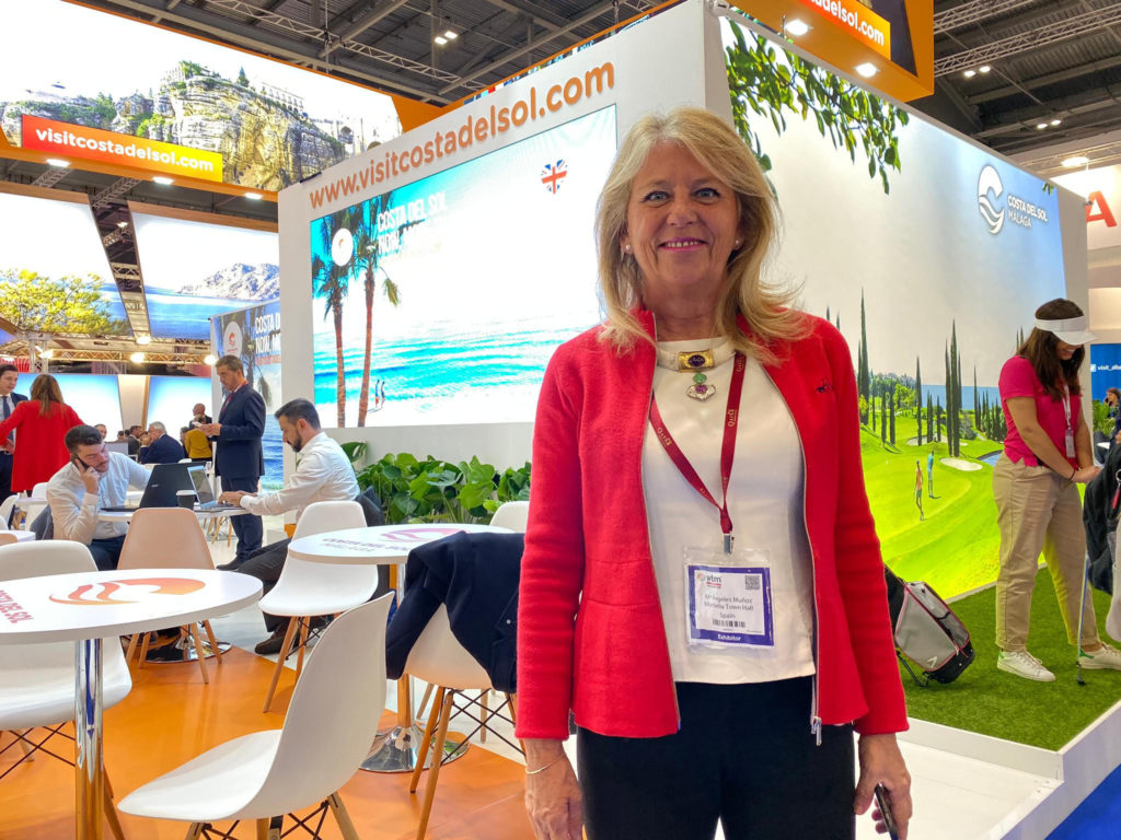 La alcaldesa de Marbella, Ángeles Muñoz, posa en el stand de Turismo Costa del Sol este lunes en la WTM de Londres. FOTO/ CABANILLAS- Marbella Confidencial