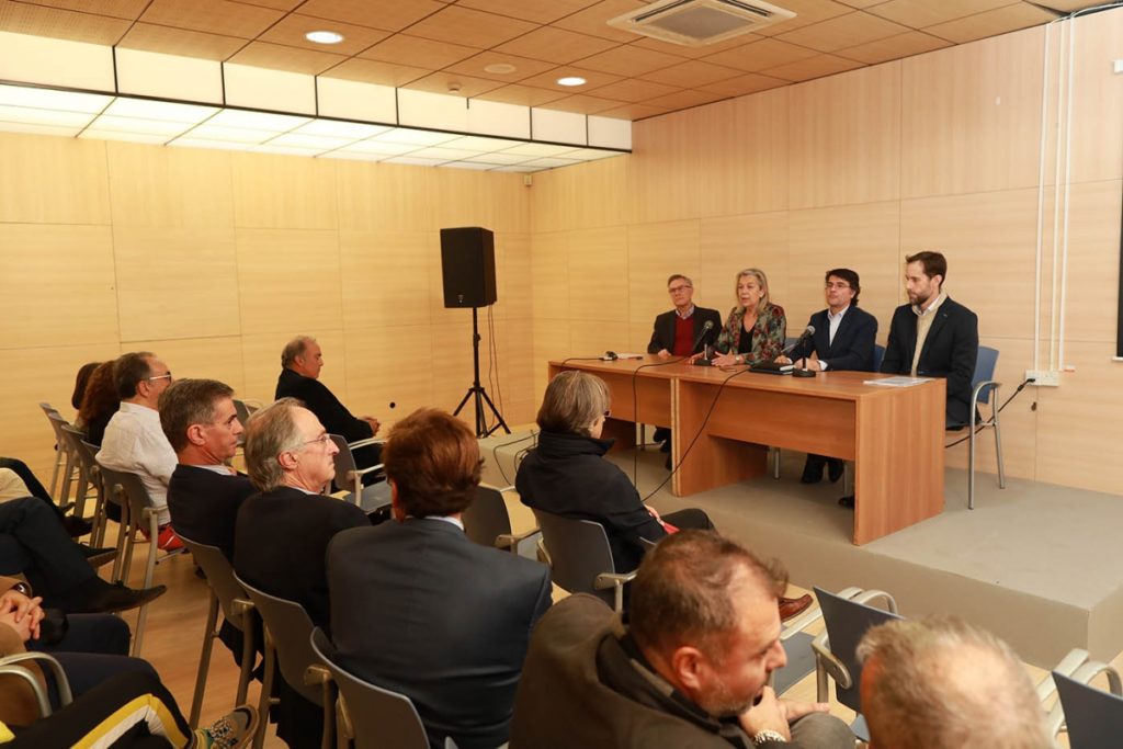 Imagen de la reunión celebrada este miércoles, presidida por la concejala de Urbanismo, Kika Caracuel, en el Palacio de Congresos. FOTO/ marbella.es