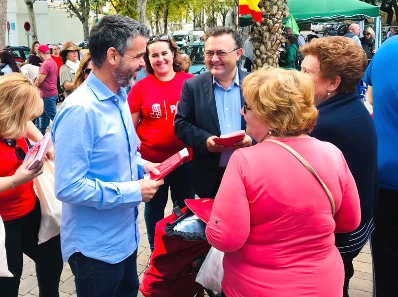 Los dirigentes socialistas José Bernal y Miguel Ángel Heredia este lunes por las calles de Marbella. FOTO/ PSOE