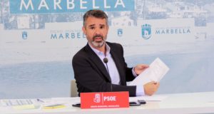 El portavoz del PSOE de Marbella, José Bernal, este lunes en rueda de prensa. FOTO/ PSOE