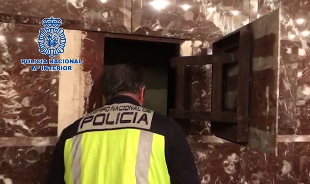 Imagen de una caja fuerte abierta por la Policía Nacional durante los registros llevados a cabo entre Estepona y Marbella. FOTO/ CNP