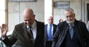 Los expresidentes de la Junta Chaves y Griñán llegando este martes a la Audiencia de Sevilla.