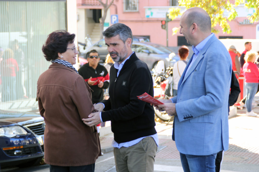 Los dirigentes del PSOE Francisco Conejo y José Bernal este viernes haciendo campaña en Marbella. FOTO/ PSOE
