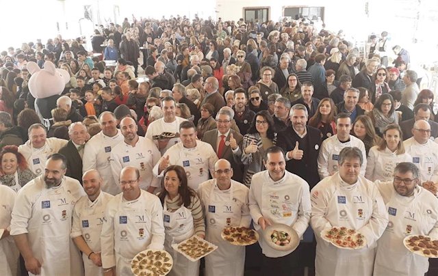 El presidente de la Diputación, Francisco Salado, este martes rodeado de profesionales de la hostelería durante la presentación de este evento. FOTO/ Diputación