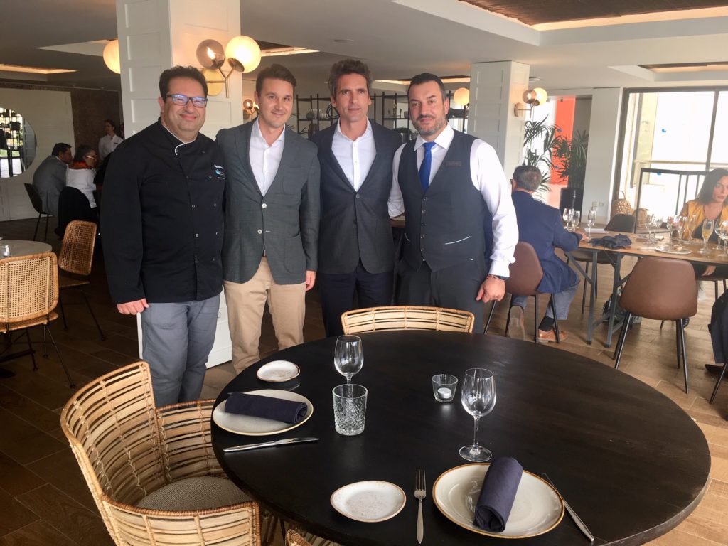El director del Hotel Don Carlos, Javier Mendizábal (tercero izquierda) junto a integrantes del staff gastronómico del establecimiento. FOTO/ CABANILLAS