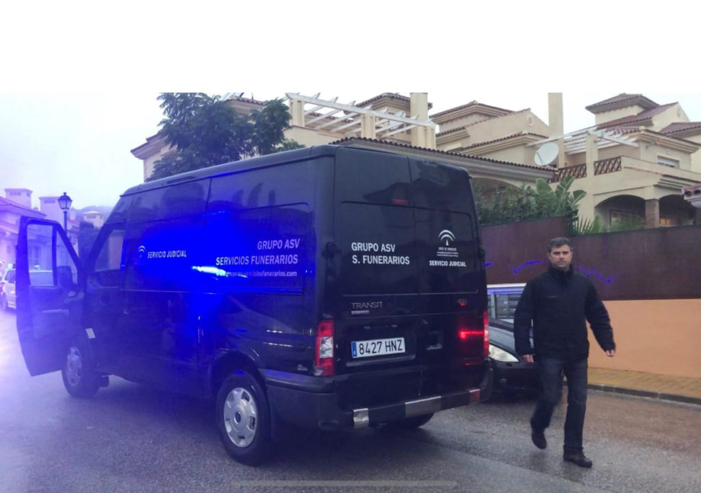 Imagen de los servicios funerarios al llegar al lugar del crimen este jueves en Mijas. FOTO/ MARBELLA CONFIDENCIAL