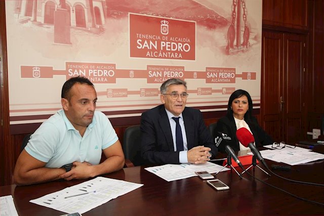 El teniente de alcalde de San Pedro, Javier García, flanqueado por los concejales Javier Mérida y Begoña Rueda este jueves en la Tenencia de San Pedro. FOTO/ Ayto de Marbella