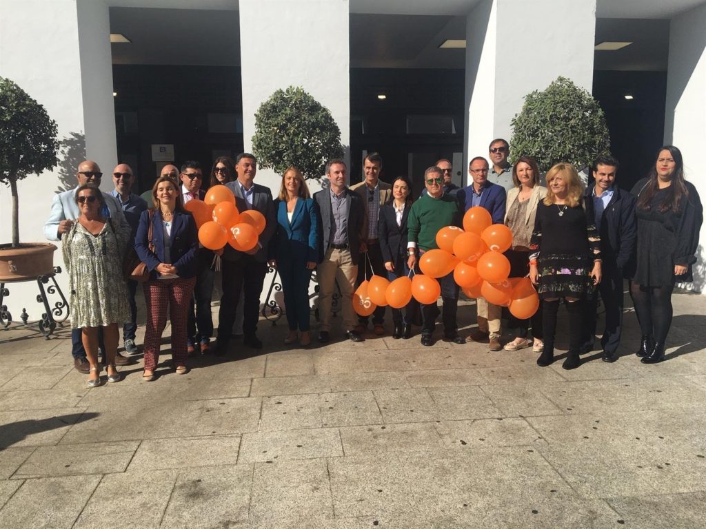 El cabeza de lista de Cs por Málaga, Guillermo Díaz, este miércoles en Marbella junto a cargos y militantes. FOTO/ Europa Press