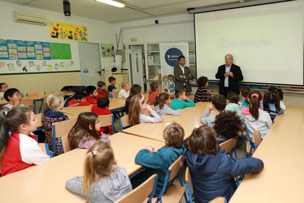 El concejal Diego López junto al gerente de Hidralia, Fulgencio Díaz, este miércoles en un colegio de Marbella. FOTO/ marbella.es